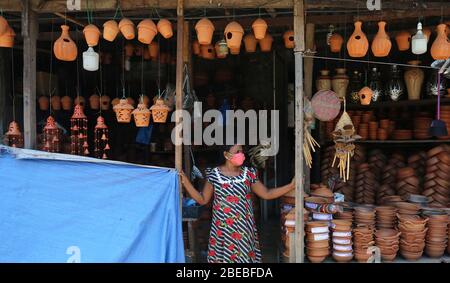 Colombo, Sri Lanka. 13 avril 2020. Une femme vend des pots et des casseroles d'argile pendant la nouvelle année.cinhala le nouvel an tamoul est marqué pendant le gouvernement a mis en place un couvre-feu à l'échelle de l'île afin de ralentir la propagation du coronavirus du SRAS-COV-2. Crédit: SOPA Images Limited/Alay Live News Banque D'Images