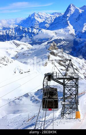 Téléphérique jusqu'au sommet du Schilthorn. Alpes bernoises de Suisse, Europe. Banque D'Images