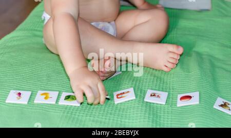 Enfant portant des jouets sur le sol à la maison. Concept d'éducation des enfants. Banque D'Images