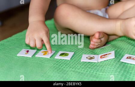 Enfant portant des jouets sur le sol à la maison. Concept d'éducation des enfants. Banque D'Images