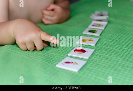 Enfant portant des jouets sur le sol à la maison. Concept d'éducation des enfants. Banque D'Images