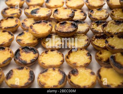 Pastel de Nata au Mercado da Ribeira à Lisbonne, capitale du Portugal. Banque D'Images