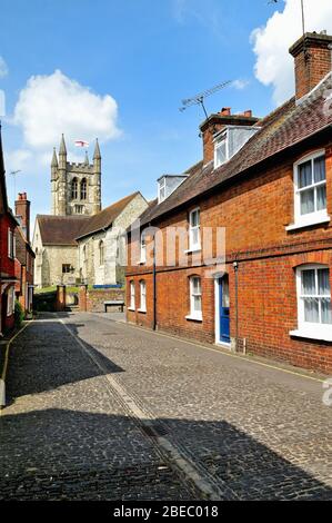 Lower Church Lane et l'église paroissiale St.Andrews, Farnham Surrey Angleterre Royaume-Uni Banque D'Images