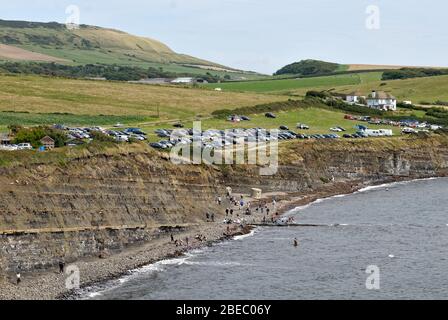 Voitures garées au sommet des falaises de Kimmeridge Bay Dorset Angleterre Royaume-Uni Banque D'Images