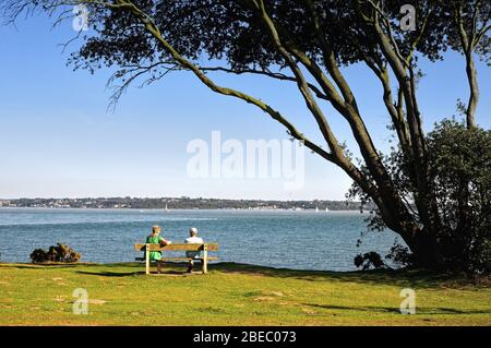 La vue depuis la côte du parc national de Lepe jusqu'à l'île de Wight en été sur le Hampshire England UK Banque D'Images