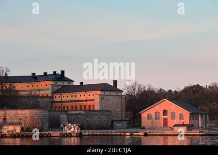 La forteresse de Vaxholm depuis la mer en soirée, près de Stockholm, en Suède Banque D'Images