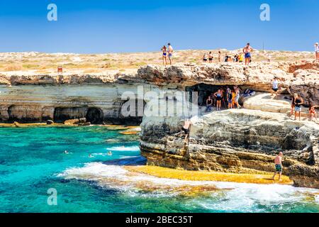 AYIA NAPA, CHYPRE - 08 août 2018 : foule de personnes dans les grottes marines Banque D'Images