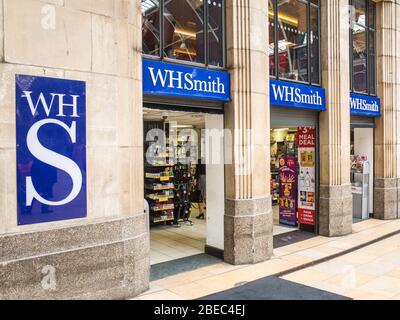 LONDRES- MAI 2018 : boutique WH Smith à la gare de Paddington à Londres. Un ancien détaillant britannique de haute rue vendant des livres, des articles fixes et de commodité Banque D'Images