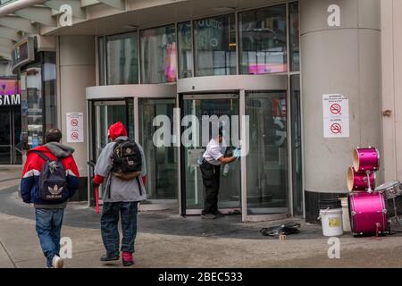 Ted Sandovel nettoie l'entrée du centre commercial Eaton du centre-ville de Toronto, Canada, le 17 mars 2020. Dans le contexte des mesures de sécurité visant à ralentir la propagation du virus COVID-19, la province d'Ontario a déclaré l'état d'urgence le 17 mars 2020. Les nouvelles réglementations limiteront largement les gens qui vont aux restaurants et fermera des bars, des salles de gymnastique, des églises, entre autres. Banque D'Images