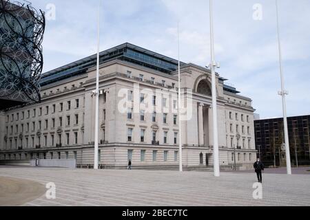 L'atmosphère locale due au verrouillage du Coronavirus se fait sentir dans une rue au niveau de la rue, car les rues restent pratiquement désertées sur la place du Centenaire à l'extérieur de la Bibliothèque de Birmingham, alors que les gens observent le séjour à domicile conseils du gouvernement le 7 avril 2020 à Birmingham, Angleterre, Royaume-Uni. Le coronavirus ou le Covid-19 est une nouvelle maladie respiratoire qui n'a pas été observée auparavant chez l'homme. Bien que beaucoup ou l'Europe soit placée en position de verrouillage, le gouvernement britannique a annoncé des règles plus strictes dans le cadre de sa stratégie à long terme, et en particulier de l'éloignement social. Banque D'Images