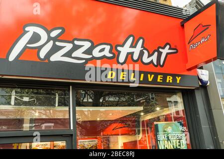 LONDRES- MARS 2019: Pizza Hut Delivery shop, une compagnie américaine de pizza de haute rue Banque D'Images