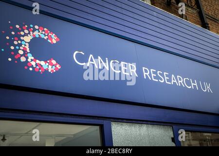 LONDRES- JUILLET 2018 : Cancer Research UK High Street shop signalisation - une association britannique de recherche et de sensibilisation sur le cancer Banque D'Images