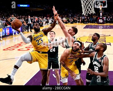 Los Angeles, Californie, États-Unis. 13 avril 2020. Los Angeles Lakers LEBRON JAMES (23) pousses lors d'un match de basket-ball NBA entre Los Angeles Lakers et Milwaukee Bucks, vendredi 6 mars 2020, Banque D'Images