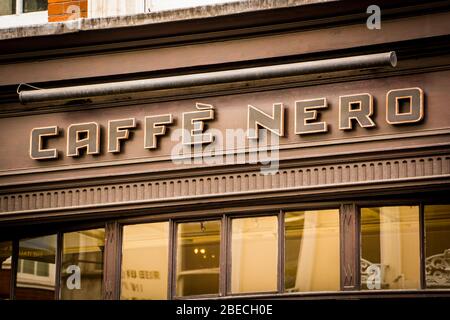 LONDRES- MARS 2019: Caffe Nero Store Sign, une chaîne britannique de cafés italiens basés à Londres Banque D'Images