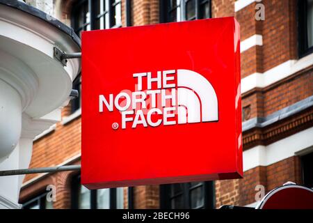 LONDRES- MARS 2019: Le logo extérieur du magasin de visage du Nord, une marque américaine de mode et d'équipement de plein air Banque D'Images