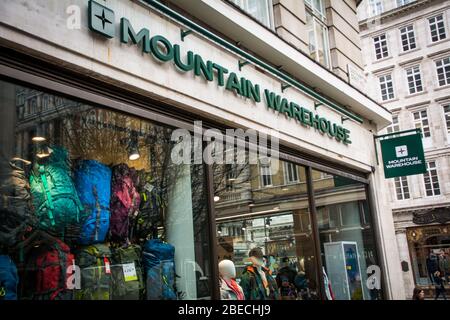 LONDRES- MARS 2019: Extérieur de magasin Mountain Warehouse, une marque britannique de mode et d'équipement de plein air Banque D'Images