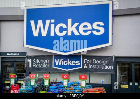 LONDRES- Wickes logo extérieur, un détaillant britannique d'amélioration de la maison et un centre de jardin Banque D'Images