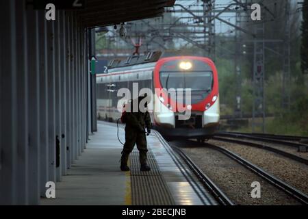 Gijon, Espagne. 11 avril 2020. Gijon, ESPAGNE : un soldat de l'armée espagnole nettoie lorsqu'un train RENFE arrive d'Oviedo le 29 avril 2020 à Gijon, Espagne, dans l'État espagnol d'alerte. (Photo d'Alberto Brevers/Pacific Press) crédit: SIPA USA/Alay Live News Banque D'Images