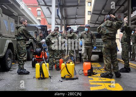 Gijon, Espagne. 11 avril 2020. Gijon, ESPAGNE: L'armée retire l'équipement de désinfection pour procéder à la mise en place pendant le 29 ème jour de l'État espagnol d'alerte, à Gijon, Espagne, le 11 avril 2020. (Photo d'Alberto Brevers/Pacific Press) crédit: SIPA USA/Alay Live News Banque D'Images