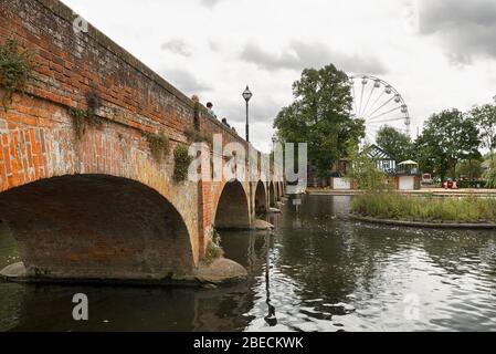 Le vieux pont de tramway de Stratford upon Avon a traversé la rivière Avon en direction de la roue ferris et du club d'aviron. Banque D'Images