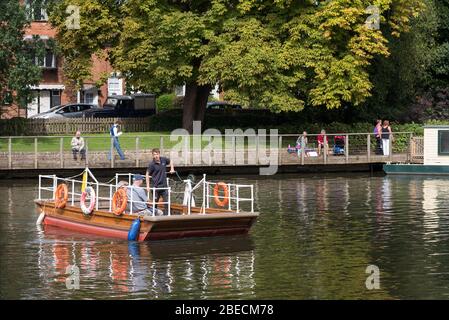 L'opérateur alimente manuellement le ferry de la chaîne Stratford-on-Avon qui traverse la rivière Avon. Banque D'Images