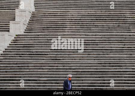 Rome, Italie. 13 avril 2020. Un homme marche sur les marches espagnoles. Rues vides dans le centre ville pendant l'urgence de Coronavirus (Covid-19) à Rome. (Photo de Davide Fracassi/Pacific Press) crédit: Agence de presse du Pacifique/Alay Live News Banque D'Images