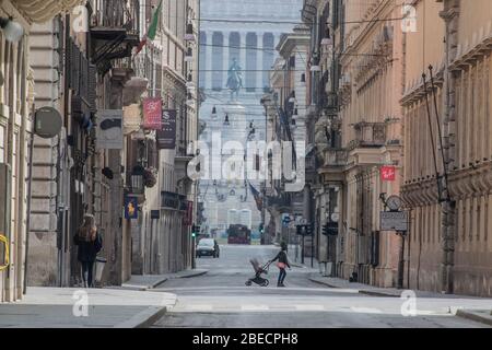 Rome, Italie. 13 avril 2020. Via del Corso pendant l'urgence de Coronavirus (Covid-19) à Rome. (Photo de Davide Fracassi/Pacific Press) crédit: Agence de presse du Pacifique/Alay Live News Banque D'Images