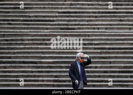 Rome, Italie. 13 avril 2020. Un homme marche sur les marches espagnoles. Rues vides dans le centre ville pendant l'urgence de Coronavirus (Covid-19) à Rome. (Photo de Davide Fracassi/Pacific Press) crédit: Agence de presse du Pacifique/Alay Live News Banque D'Images