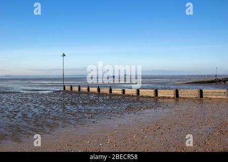 Brise-lames sur Thorpe Bay Beach, Essex, Angleterre, le jour ensoleillé Banque D'Images