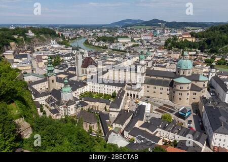 Vue sur le toit surplombant le nord et surplombant le dôme de la cathédrale de Salzbourg (Dom zu Salzburg), Salzbourg, Autriche. Banque D'Images