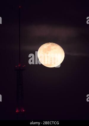 GUADALAJARA, JALISCO / MEXIQUE - 09 AVRIL 2020. La lune commence sa phase de gibous sur le ciel contaminé par la lumière de la ville de Guadalajara. Banque D'Images