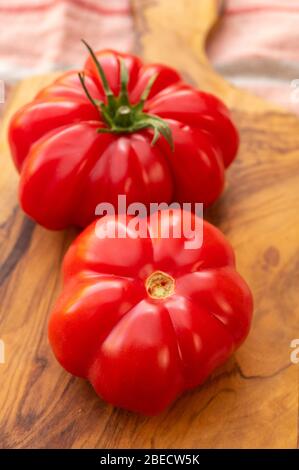 Deux tomates monterosa roses douces se rapprochées Banque D'Images