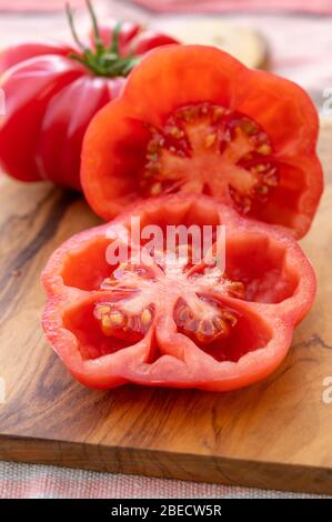 Deux tomates monterosa roses douces se rapprochées Banque D'Images