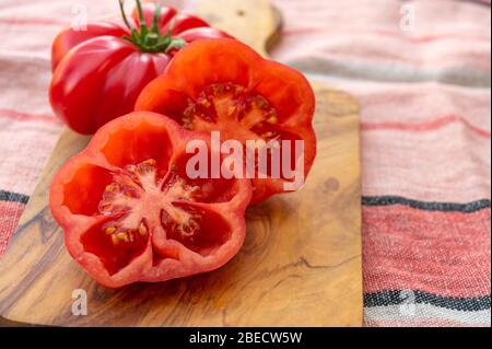 Deux tomates monterosa roses douces se rapprochées Banque D'Images