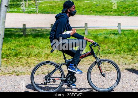 Londres, Royaume-Uni. 13 avril 2020. Le lundi des vacances en banque et le Clapham Common sont relativement calmes - il est ensoleillé mais beaucoup plus froid. Le « verrouillage » se poursuit pour l'épidémie de Coronavirus (Covid 19) à Londres. Crédit: Guy Bell/Alay Live News Banque D'Images