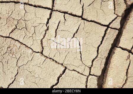 Fissures dans la terre dans les zones rurales. Fond de texture de sol. Photo abstraite sol sec. Mosaïque Banque D'Images