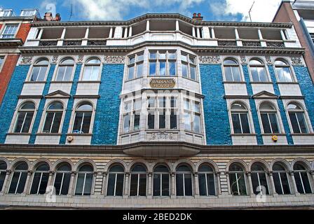 Francis Pither Family Blue Aqua Tile Mosaïque Radiant House, 34-38 Mortimer Street, Londres WC1 par F. M. Elgood Banque D'Images