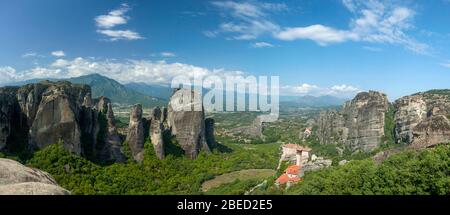 Meteora, formation de roches bien connue en Grèce centrale, complexe de monastères orthodoxes de l'est, site du patrimoine mondial de l'UNESCO, Balkans, Grèce Banque D'Images