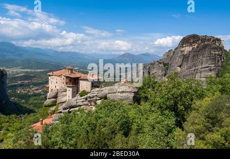 Meteora, formation de roches bien connue en Grèce centrale, complexe de monastères orthodoxes de l'est, site du patrimoine mondial de l'UNESCO, Balkans, Grèce Banque D'Images