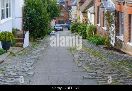 Bakers Arms Hill, une rue pavée historique sur une colline escarpée dans la ville historique du marché d'Arundel, West Sussex, Angleterre, Royaume-Uni. Banque D'Images