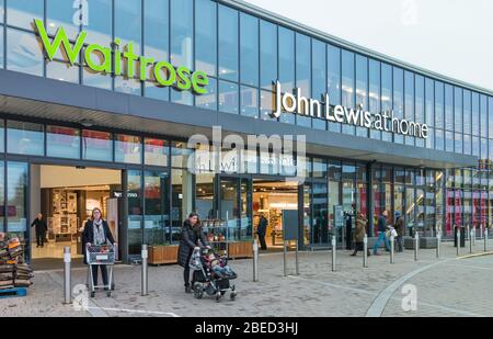 Waitrose mixte et John Lewis à la maison boutique entrée avant de Horsham, West Sussex, Angleterre, Royaume-Uni. Banque D'Images