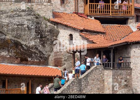 Meteora, formation rocheuse bien connue dans le centre de la Grèce, complexe de monastères orthodoxes de l'est, les personnes grimpant des escaliers vers le Grand Meteoron Banque D'Images