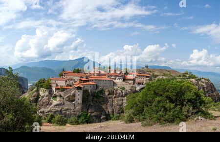 Meteora, formation rocheuse bien connue en Grèce centrale, complexe de monastères orthodoxes de l'est, site du patrimoine mondial de l'UNESCO, Balkans Banque D'Images