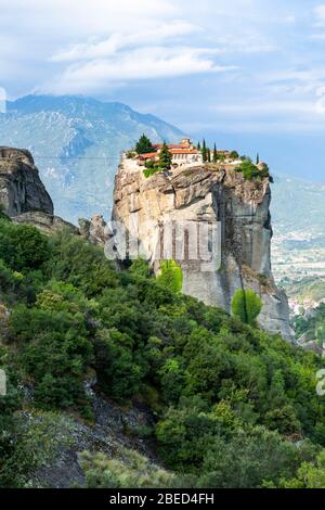 Meteora, formation rocheuse bien connue en Grèce centrale, complexe de monastères orthodoxes de l'est, site du patrimoine mondial de l'UNESCO, Balkans Banque D'Images
