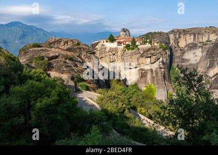 Meteora, formation rocheuse bien connue en Grèce centrale, complexe de monastères orthodoxes de l'est, site du patrimoine mondial de l'UNESCO, Balkans Banque D'Images