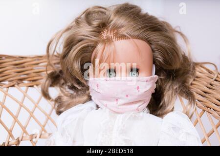 poupée avec masque de protection de covid maison Banque D'Images