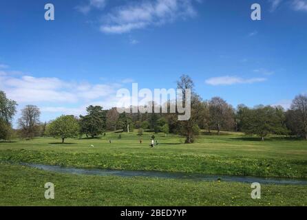 High Wycombe, Royaume-Uni. 13 avril 2020. Vue générale du parc de M. Hughenden dans le Grand Wycombe pendant les vacances de Pâques lundi durant la pandémie de Covid-19, comme le conseil du gouvernement britannique pour maintenir les distances sociales et réduire au minimum le temps en dehors de High Wycombe le 13 avril 2020. Crédit: Images Prime Media / Alay Live News Banque D'Images