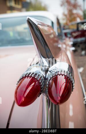 USSELO, PAYS-BAS - 21 OCTOBRE 2018 : vue arrière avec feux arrière vintage d'une cadillac berline de Ville lors d'une exposition oldtimer Banque D'Images