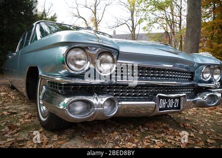 USSELO, PAYS-BAS - 21 OCTOBRE 2018 : vue de face d'une berline bleue cadillac de Ville lors d'une exposition oldtimer Banque D'Images