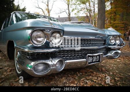 USSELO, PAYS-BAS - 21 OCTOBRE 2018 : vue de face d'une berline bleue cadillac de Ville lors d'une exposition oldtimer Banque D'Images